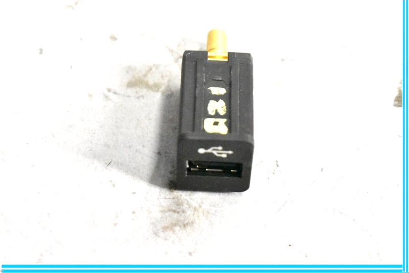 Load image into Gallery viewer, 09-15 BMW 750i 750Li F01 F02 USB Socket Input Receiver 9167196 Oem