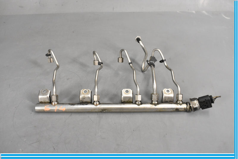 Load image into Gallery viewer, 09-12 BMW 750Li 750i F01 F02 High Pressure Fuel Injector Rail Oem