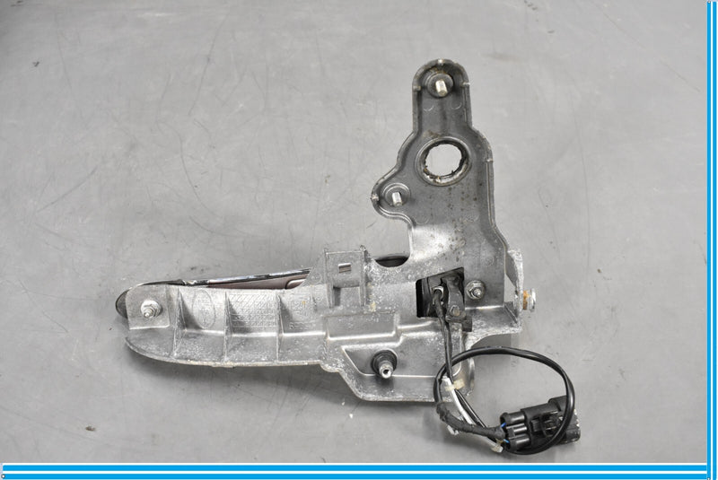 Load image into Gallery viewer, 05-08 Maserati Quattroporte M139 Front Left Side Exterior Door Lock Handle Oem