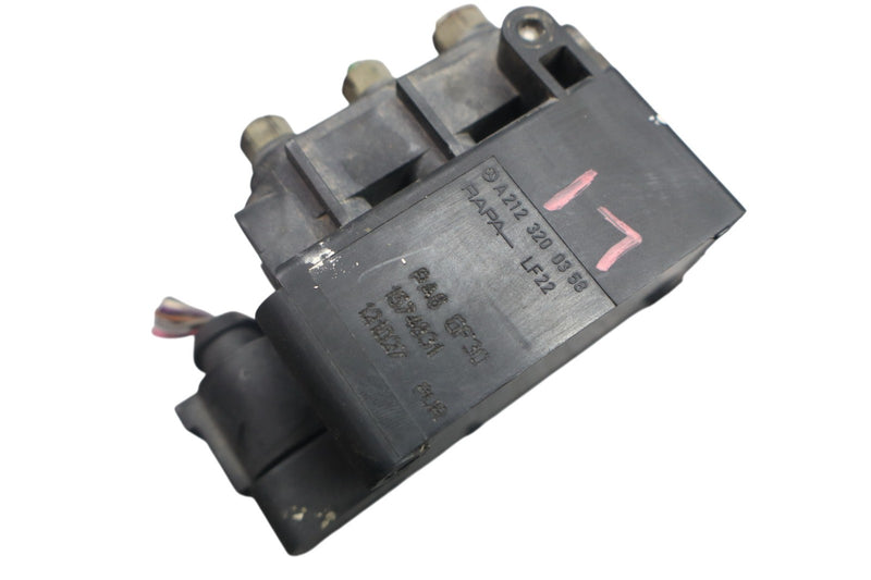 Load image into Gallery viewer, 06-20 Mercedes GL450 GL550 Airmatic Air Pneumatic Suspension Valve Block Oem