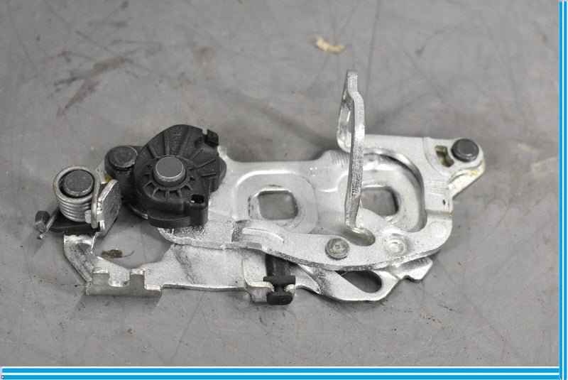 Load image into Gallery viewer, 12-18 Mercedes CLS550 CLS63 W218 Rear Trunk Lid Striker Oem