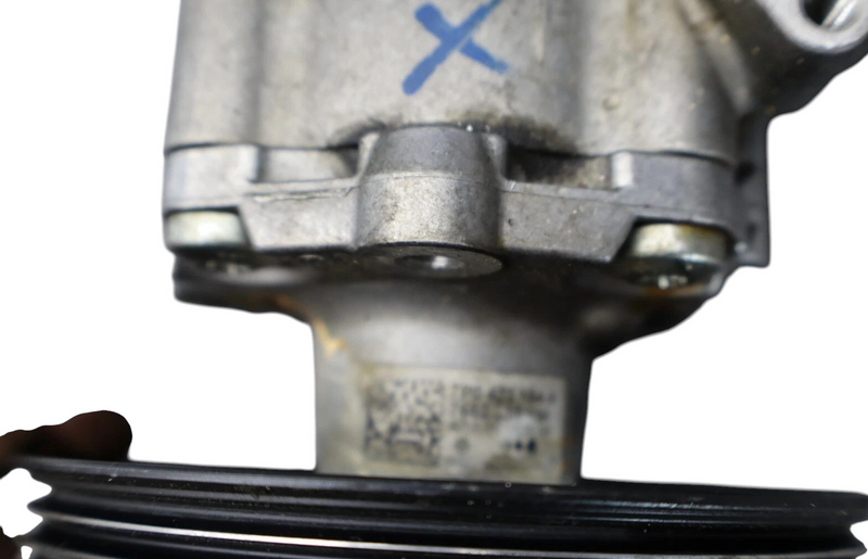 Load image into Gallery viewer, 11-16 Volkswagen VW Touareg Power Steering Pump With Pulley 7P0422154 Oem