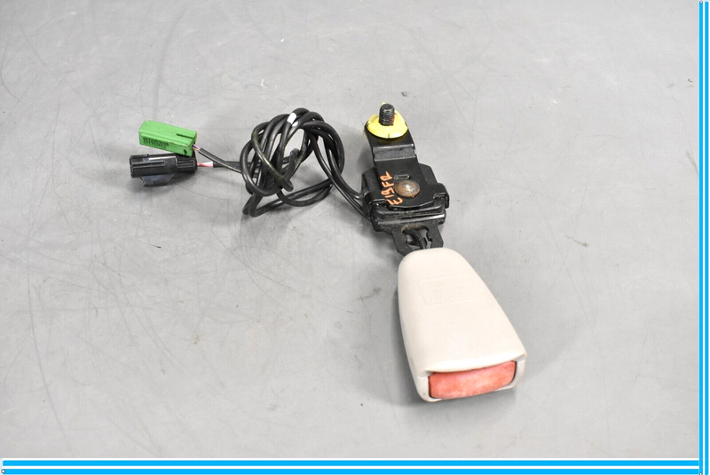 Load image into Gallery viewer, 06-13 Volvo C70 Front Right Passenger Side Seat Belt Buckle Oem