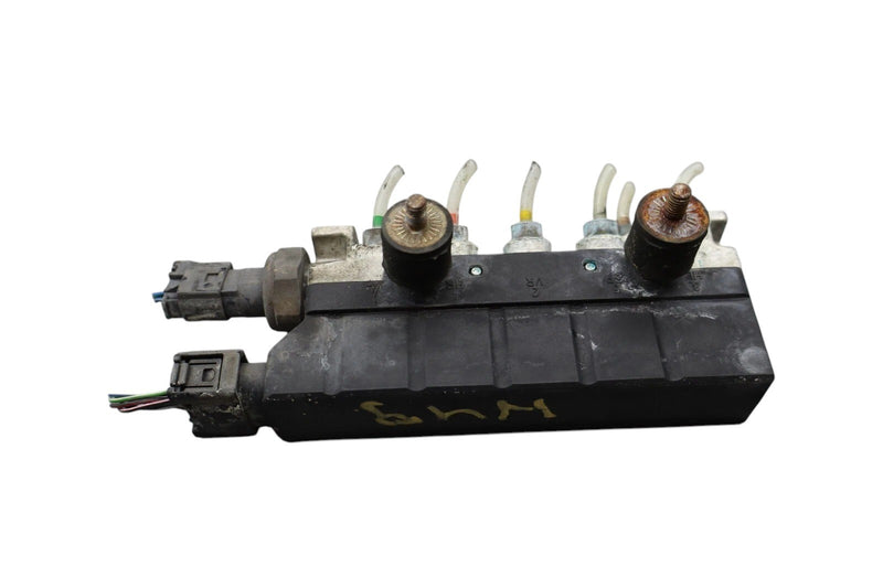 Load image into Gallery viewer, 00-06 Mercedes W220 S350 S430 Airmatic Air Suspension Valve Block 2203200258 Oem