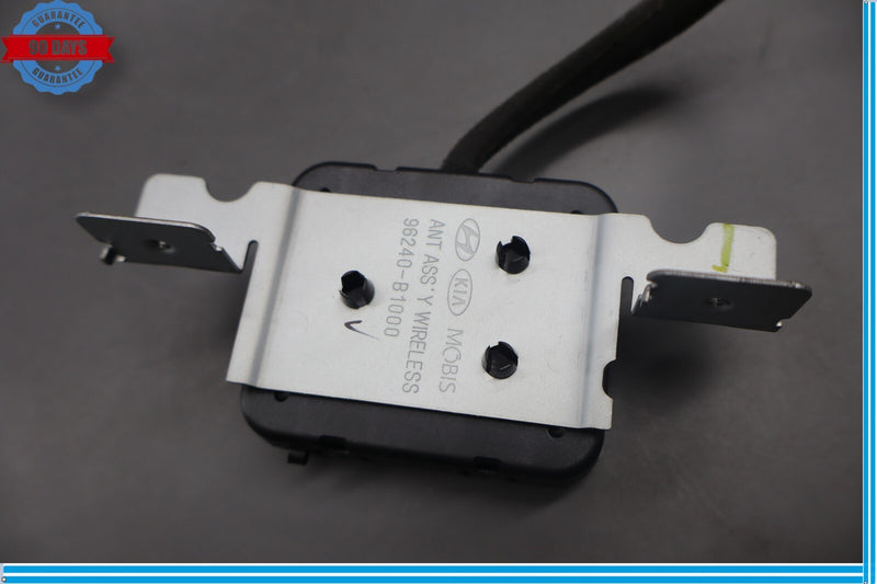 Load image into Gallery viewer, 15-20 Hyundai Genesis Center Dash Navigation GPS Antenna Receiver Module Oem