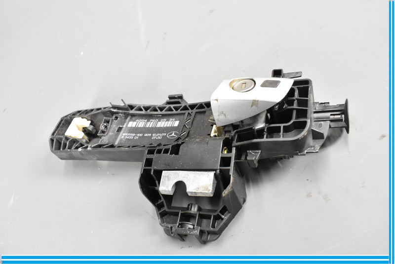 Load image into Gallery viewer, 08-11 Mercedes C300 C350 W204 Front Left Driver Door Handle Bracket Oem