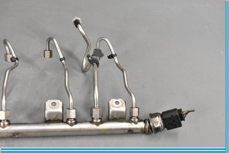 Load image into Gallery viewer, 09-12 BMW 750Li 750i F01 F02 High Pressure Fuel Injector Rail Oem