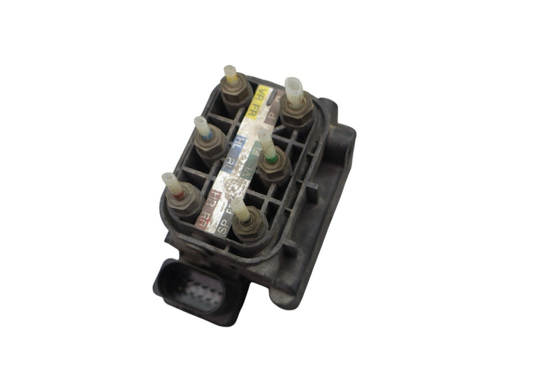 Load image into Gallery viewer, 07-13 Mercedes W221 S550 Airmatic Air Pneumatic Suspension Valve Block Oem