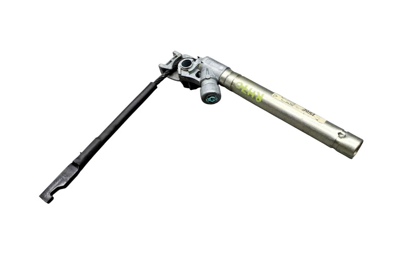 Load image into Gallery viewer, 14-20 Maserati Quattroporte M156 Front Right Side Seat Belt Buckle 670001427 OEM