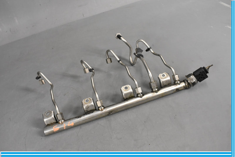Load image into Gallery viewer, 09-12 BMW 750Li 750i F01 F02 High Pressure Fuel Injector Rail Oem