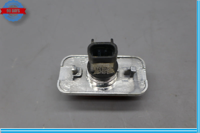 Load image into Gallery viewer, 03-09 HUMMER H2 Rear Center Clearance Marker Lamp Light Lens Oem