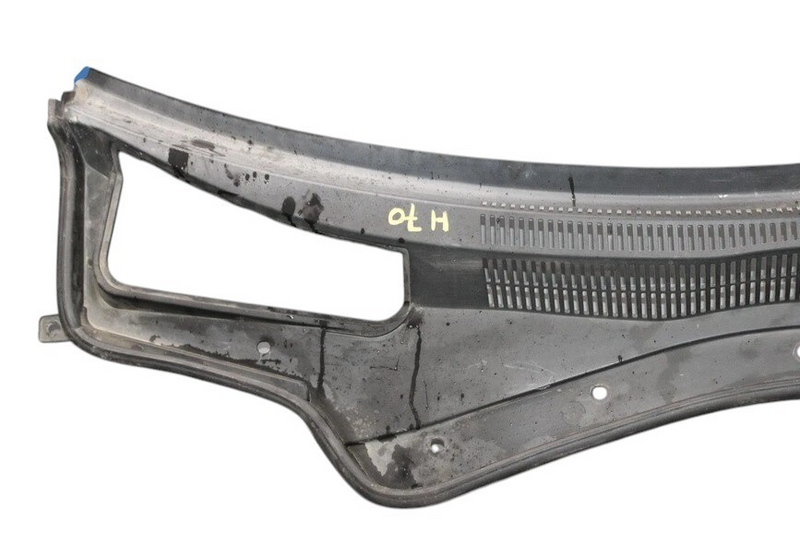 Load image into Gallery viewer, 14-21 Maserati Quattroporte Front Windshield Wiper Cowl Vent Cover Panel Oem
