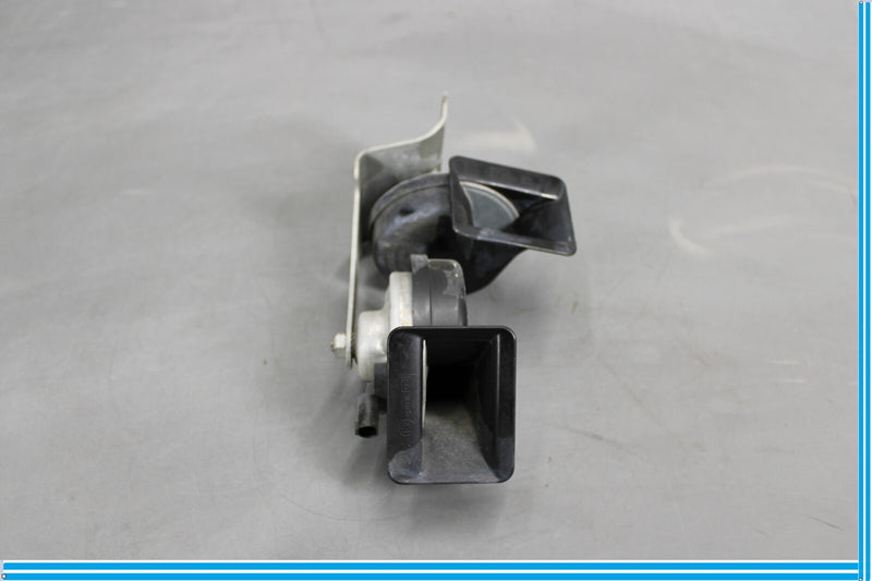 Load image into Gallery viewer, 04-10 BMW 645Ci 650i Low & High Pitch Horn Set W/Bracket 6935709 Oem