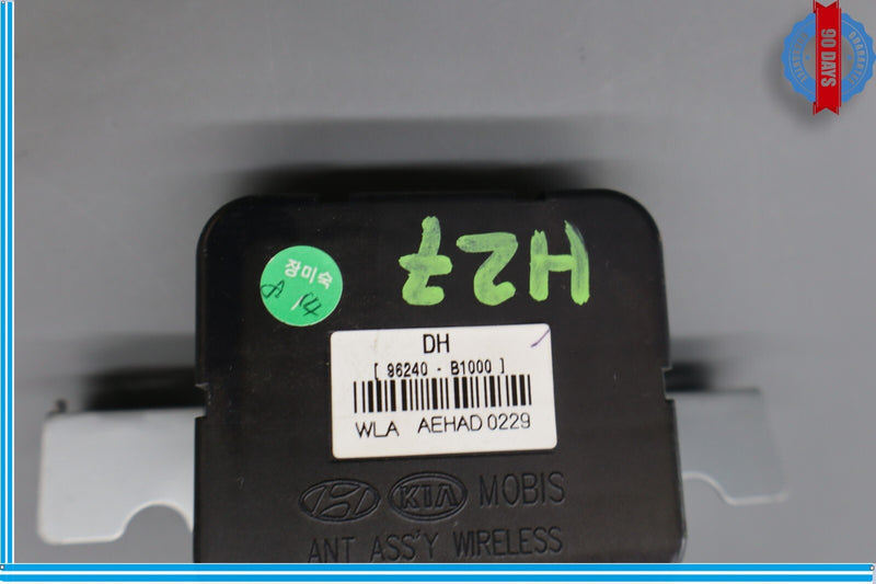 Load image into Gallery viewer, 15-20 Hyundai Genesis Center Dash Navigation GPS Antenna Receiver Module Oem