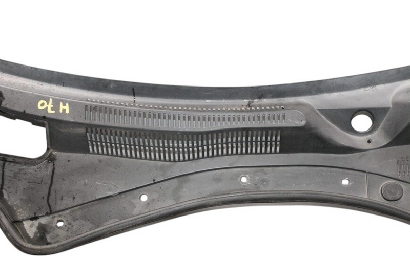 Load image into Gallery viewer, 14-21 Maserati Quattroporte Front Windshield Wiper Cowl Vent Cover Panel Oem