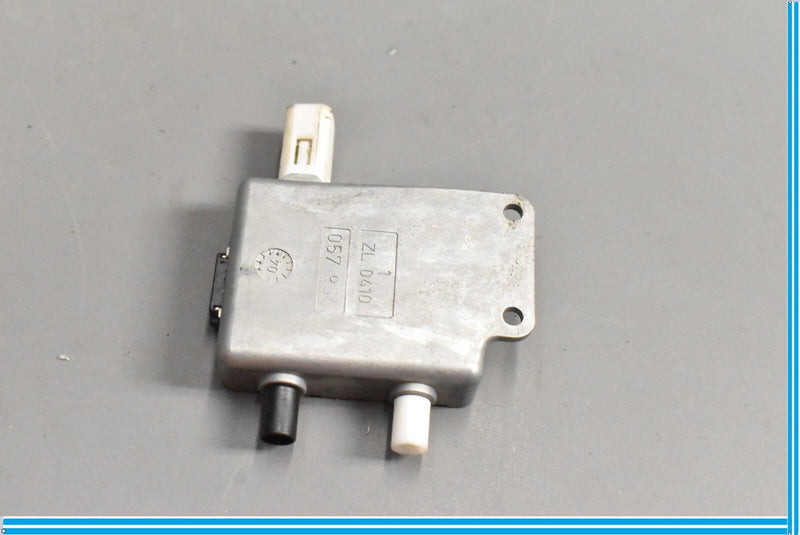Load image into Gallery viewer, 00-06 Mercedes W220 S500 Rear Antenna Amplifier AMP Booster Module OEM