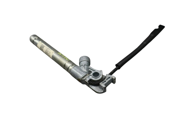 Load image into Gallery viewer, 14-20 Maserati Quattroporte M156 Front Right Side Seat Belt Buckle 670001427 OEM