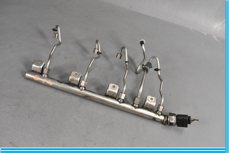 Load image into Gallery viewer, 09-12 BMW 750Li 750i F01 F02 High Pressure Fuel Injector Rail Oem