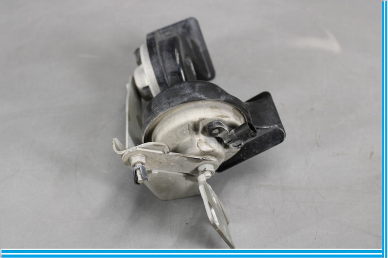 Load image into Gallery viewer, 04-10 BMW 645Ci 650i Low & High Pitch Horn Set W/Bracket 6935709 Oem