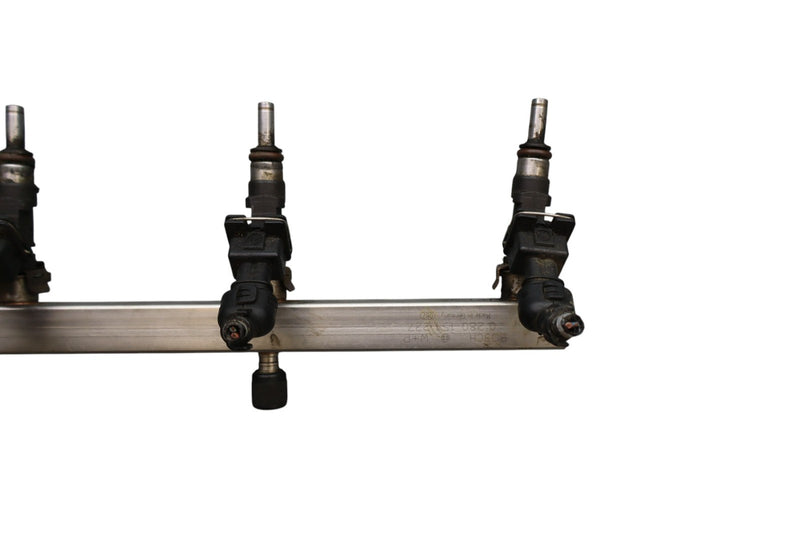 Load image into Gallery viewer, 03-19 Maserati Quattroporte M139 Right Side Fuel Injector Rail With Injector Oem