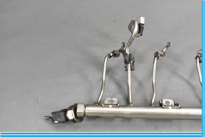 Load image into Gallery viewer, 09-12 BMW 750Li 750i F01 F02 High Pressure Fuel Injector Rail Oem
