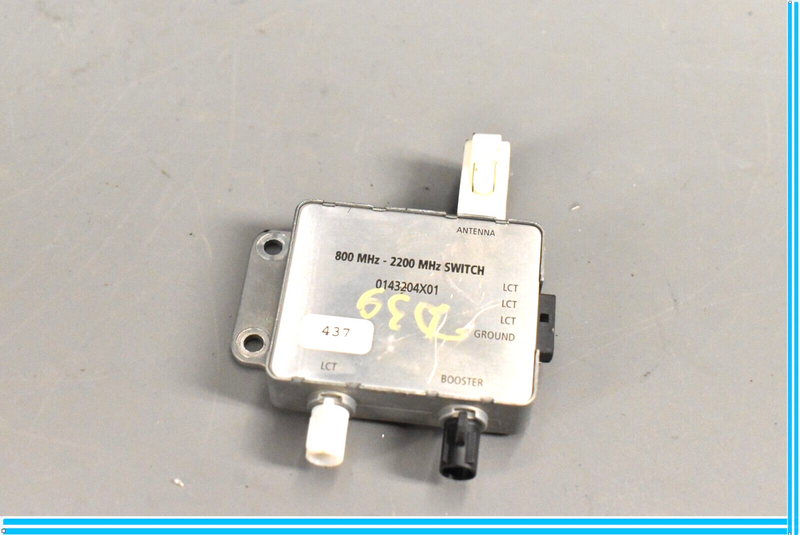 Load image into Gallery viewer, 00-06 Mercedes W220 S500 Rear Antenna Amplifier AMP Booster Module OEM