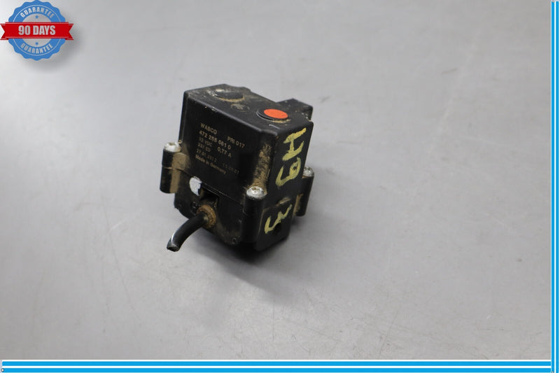 Load image into Gallery viewer, 10-13 BMW 535i GT xDrive Air Suspension Air Transfer Relief Valve Block Oem