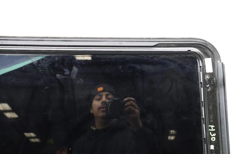 Load image into Gallery viewer, 14-22 Maserati Ghibli Sun Roof SunRoof  Moon Roof Glass Panel 6117075D Oem
