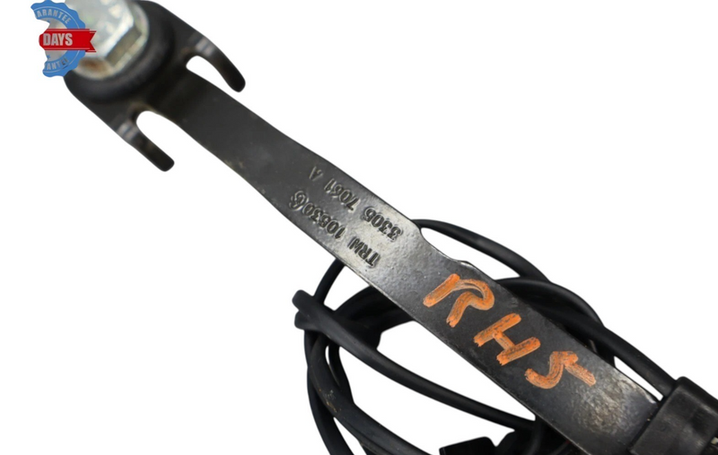 Load image into Gallery viewer, 03-13 Maserati Quattroporte M139 Front Right Side Seat Belt Buckle 33057062 Oem
