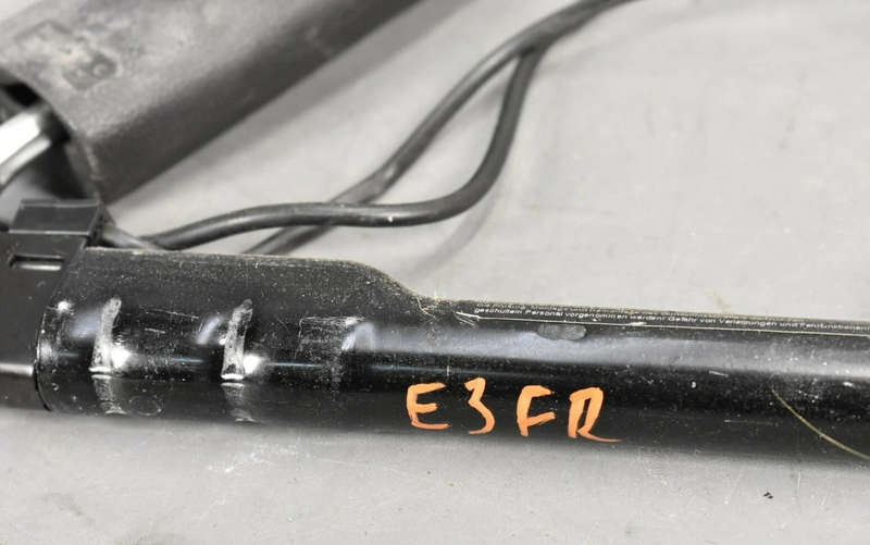 Load image into Gallery viewer, 07-14 Mercedes W221 S550 CL550 Front Right Passenger Side Seat Belt Buckle Oem
