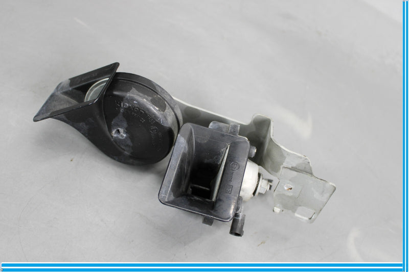 Load image into Gallery viewer, 04-10 BMW 645Ci 650i Low &amp; High Pitch Horn Set W/Bracket 6935709 Oem
