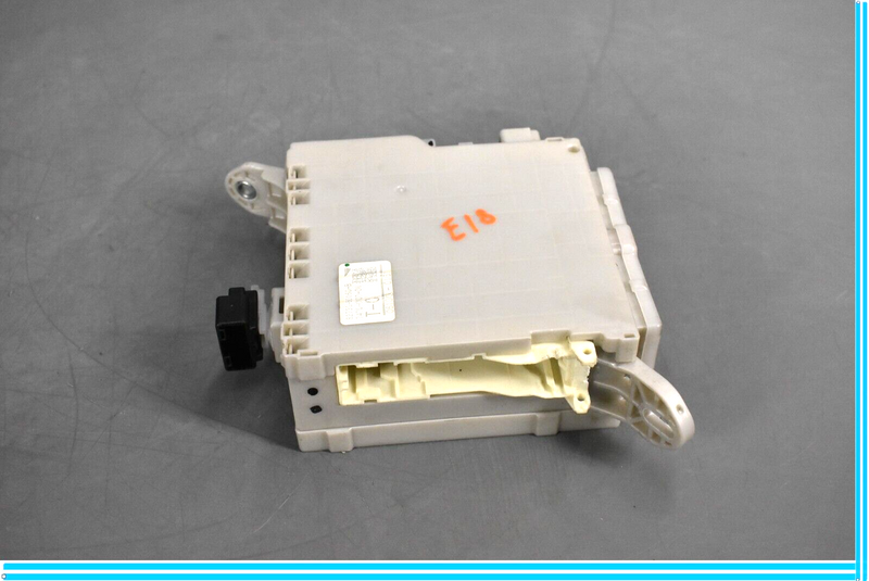 Load image into Gallery viewer, 07-09 Lexus LS460 Front Right Passenger Side Lower Fuse Box Junction Block Oem
