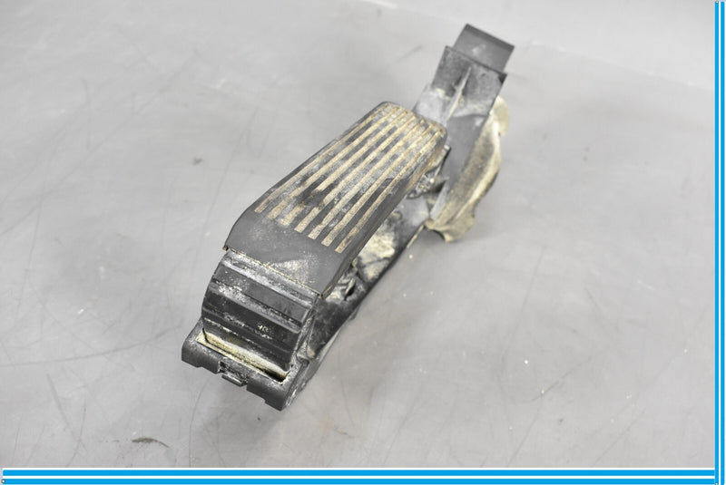 Load image into Gallery viewer, 06-11 Mercedes CLS550 E550 W219 Gas Pedal Accelerator A2113000404 Oem
