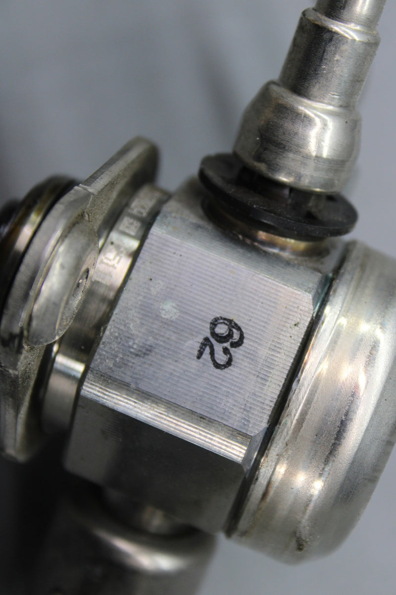 Load image into Gallery viewer, 13-16 Hyundai Equus Genesis 5.0L Right High Pressure Fuel Pump &amp; Line Pipe Oem
