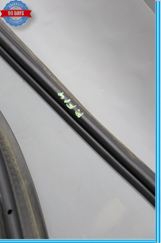 13-16 Mercedes X166 GL550 Front Right Side Door Body Weatherstrip Seal Oem