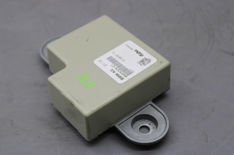 Load image into Gallery viewer, 08-18 BMW 528i 535i F10 Rear Antenna Backup Control Module Unit 6935024 Oem
