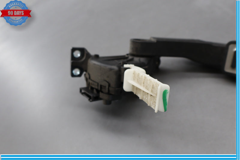 Load image into Gallery viewer, 11-18 Porsche Cayenne Gas Throttle Pedal Accelerator 7L0723507 Oem

