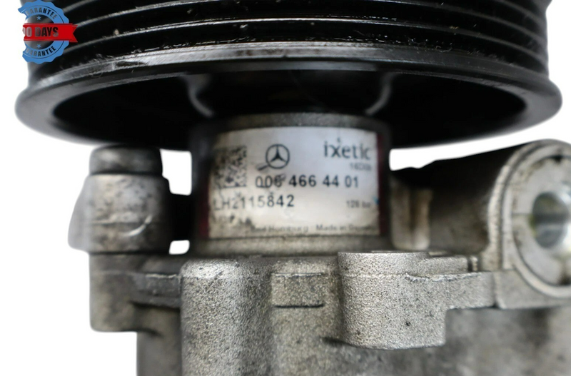 Load image into Gallery viewer, 10-11 Mercedes E350 E550 Power Steering Pump Reservoir Assembly 0064664401 Oem
