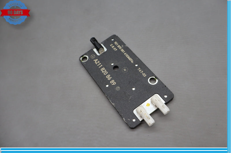 Load image into Gallery viewer, 03-11 Mercedes CLS550 E350 Antenna Amplifier Booster 2118208689 Oem
