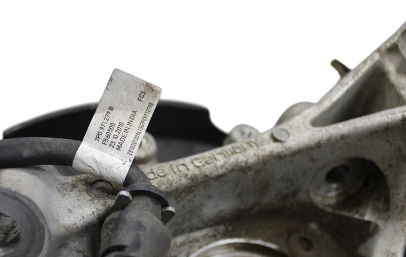Load image into Gallery viewer, 11-14 Volkswagen VW Touareg Rear Right Side Knuckle Spindle Hub 95833161200 Oem
