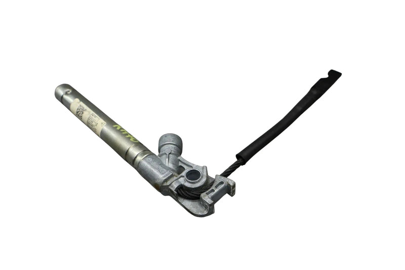 Load image into Gallery viewer, 14-20 Maserati Quattroporte M156 Front Right Side Seat Belt Buckle 670001427 OEM
