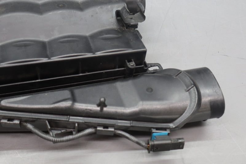 Load image into Gallery viewer, 11-19 Mercedes W218 CLS63 AMG Right Passenger Side Air Intake Cleaner Box Oem
