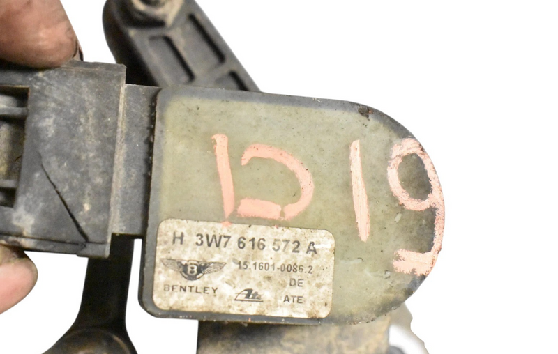 Load image into Gallery viewer, 07-12 Bentley Continental GTC Rear Right Side Suspension Level Hight Sensor Oem
