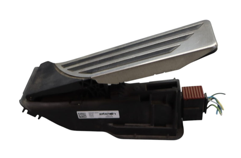 Load image into Gallery viewer, 17-23 Alfa Romeo Giulia Gas Accelerator Throttle Foot Pedal 20330479 Oem
