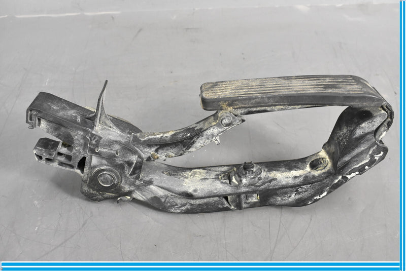Load image into Gallery viewer, 06-11 Mercedes CLS550 E550 W219 Gas Pedal Accelerator A2113000404 Oem
