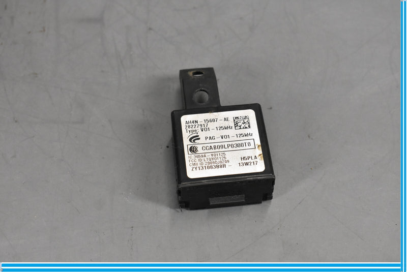 Load image into Gallery viewer, 10-19 Jaguar XJ XJL Keyless Entry Sensor Antenna Module Unit Oem
