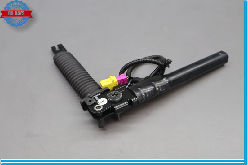 Load image into Gallery viewer, 11-13 Hyundai Equus Front Right Passenger Side Seat Belt Pre-Tensioner Oem
