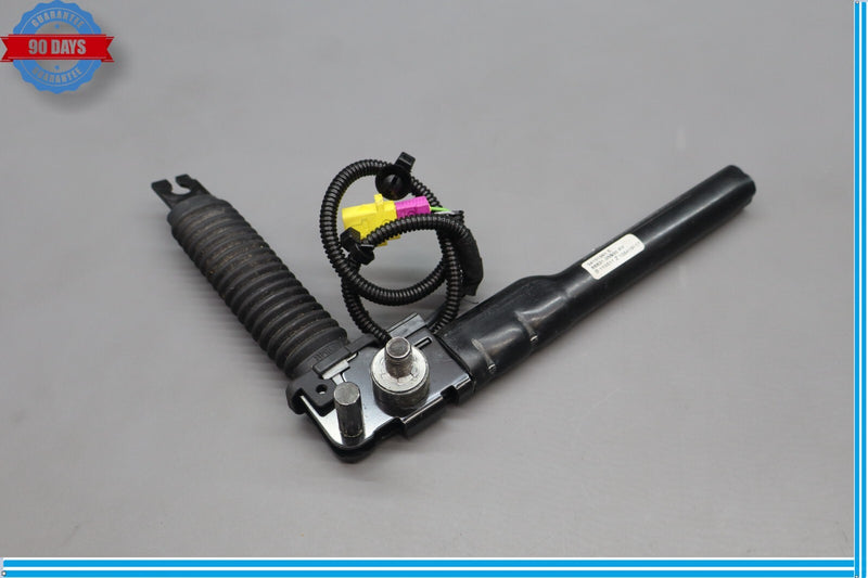 Load image into Gallery viewer, 11-16 Hyundai Equus Front Left Driver Side Seat Belt 888313N50 Oem
