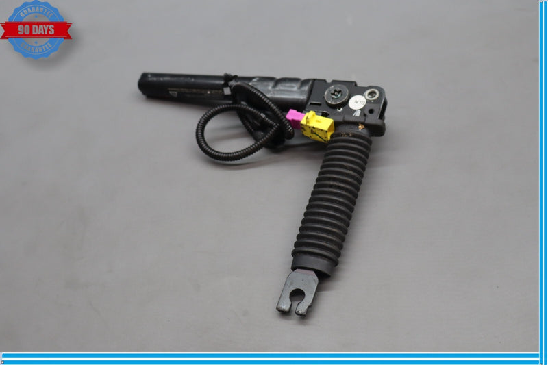 Load image into Gallery viewer, 11-13 Hyundai Equus Front Right Passenger Side Seat Belt Pre-Tensioner Oem
