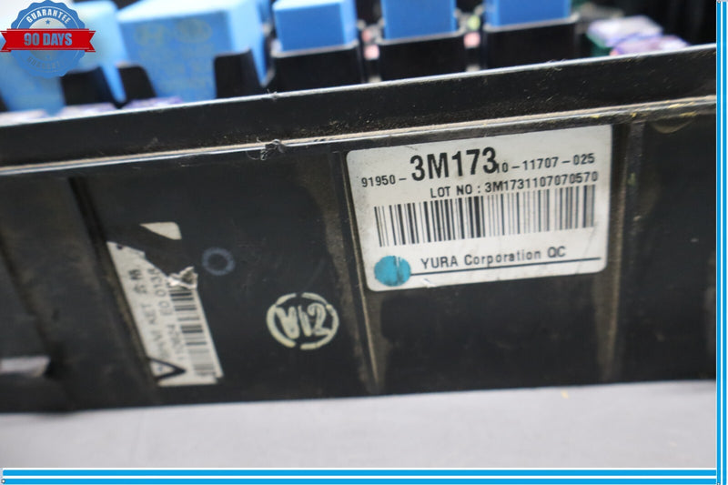 Load image into Gallery viewer, 12-16 Hyundai Genesis Equus Main Engine Fuse Box Junction Relay 91950-3M173 Oem
